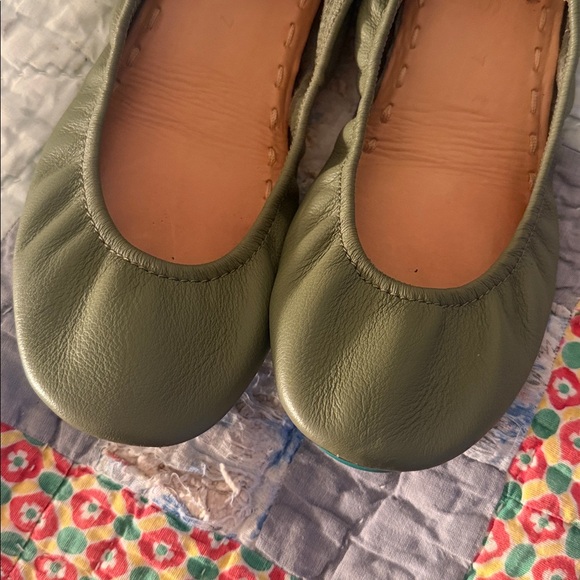 Tieks Flats in Olive Green: Size 7 - Picture 6 of 9